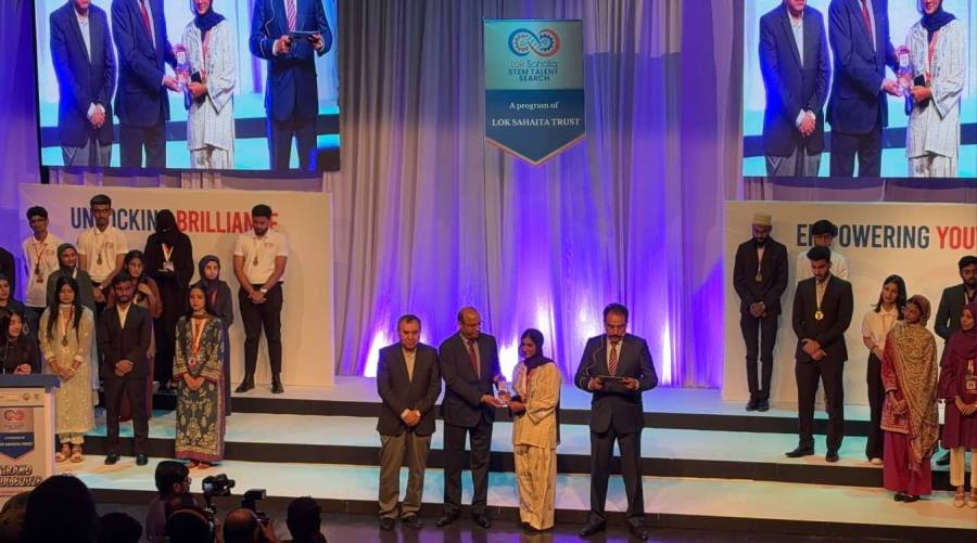 Dow International Dental College dentists Dr Syeda Tehreem Irfan and Dr Warisha Tul Islam with their award-winning oral cancer early-detection research